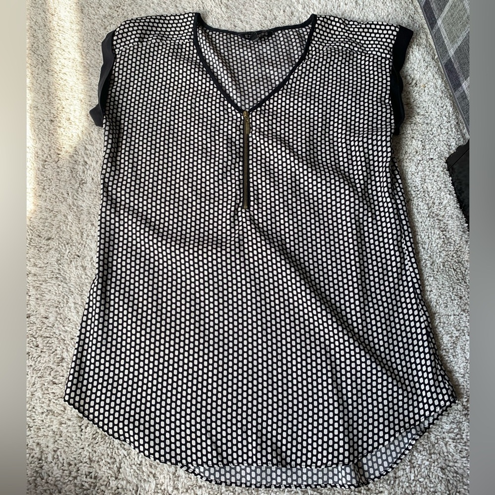 🎇🎆3for$9 Express short sleeve blouse- black and white patterned- size S- zipper - Picture 3 of 4